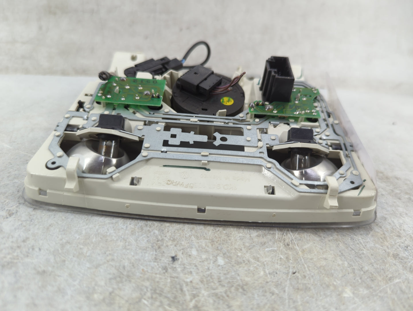 2009-2018 Volkswagen Tiguan Overhead Roof Console Light Gray - Oemusedautoparts1.com