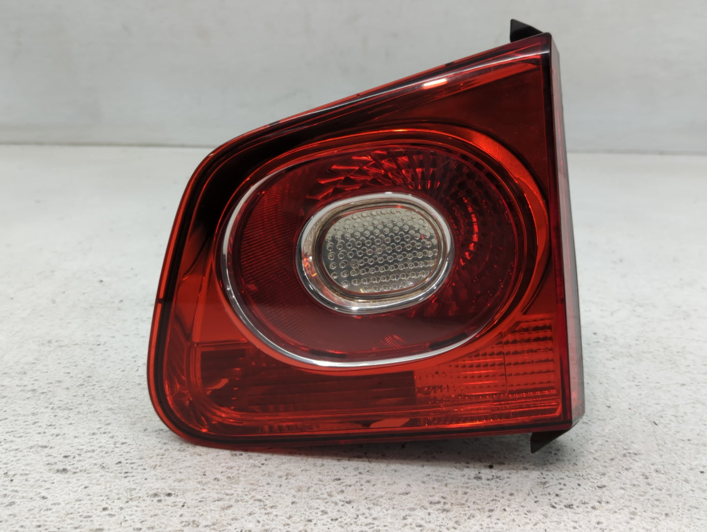2009-2011 Volkswagen Tiguan Tail Light Assembly Passenger Right OEM P/N:5N0 945 094 B 009 692-02 Fits Fits 2009 2010 2011 OE