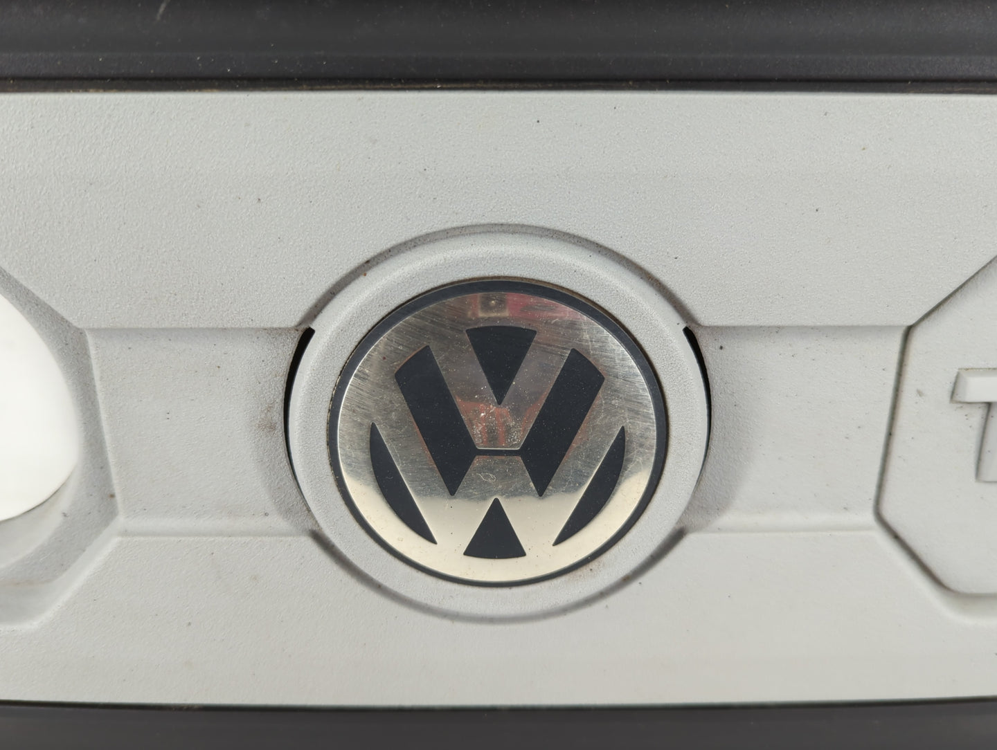2010 Volkswagen Tiguan Engine Cover - Oemusedautoparts1.com
