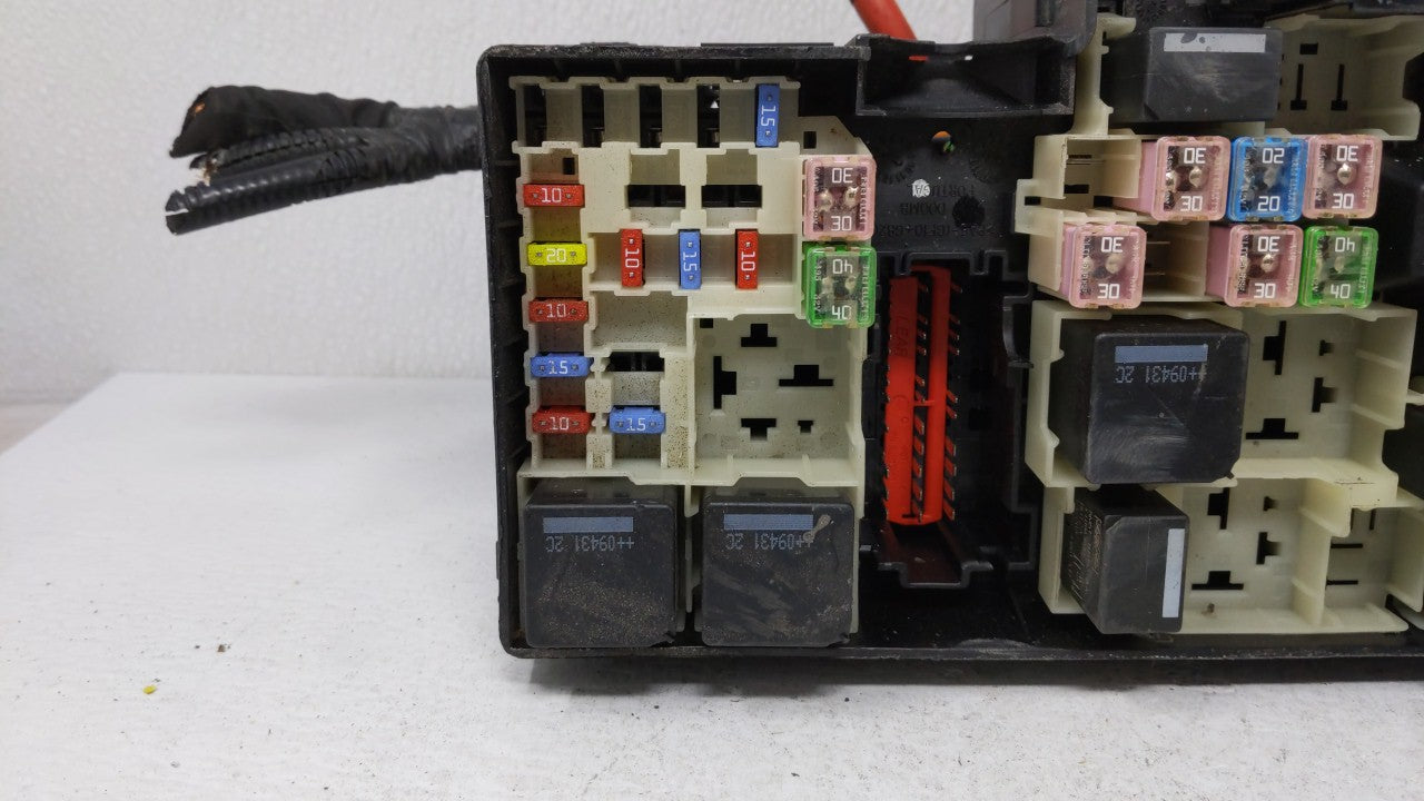 2010-2011 Volvo S40 Fusebox Fuse Box Panel Relay Module P/N:3M5T-14A142-AB Fits Fits 2010 2011 2012 2013 OEM Used Auto Parts