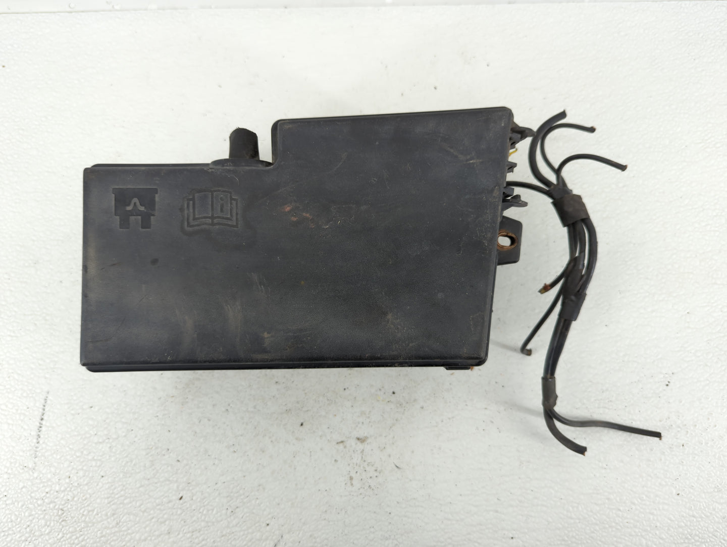 2010 Volvo V40 Fusebox Fuse Box Panel Relay Module P/N:8688040 Fits Fits 2008 2009 OEM Used Auto Parts - Oemusedautoparts1.c