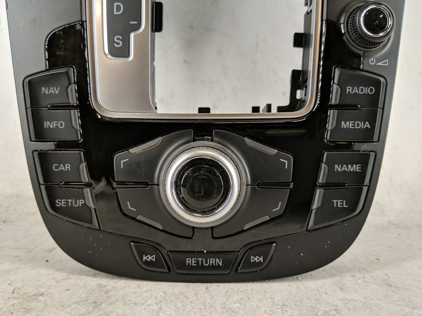 2010-2012 Audi A4 Radio AM FM Cd Player Receiver Replacement P/N:8T0 909 609 F WFX Fits OEM Used Auto Parts - Oemusedautopar
