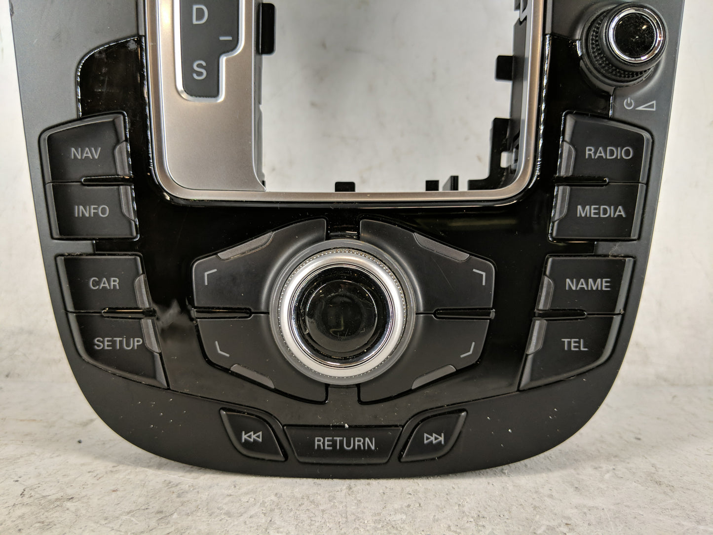 2010-2012 Audi A4 Radio AM FM Cd Player Receiver Replacement P/N:8T0 909 609 F WFX Fits OEM Used Auto Parts - Oemusedautopar