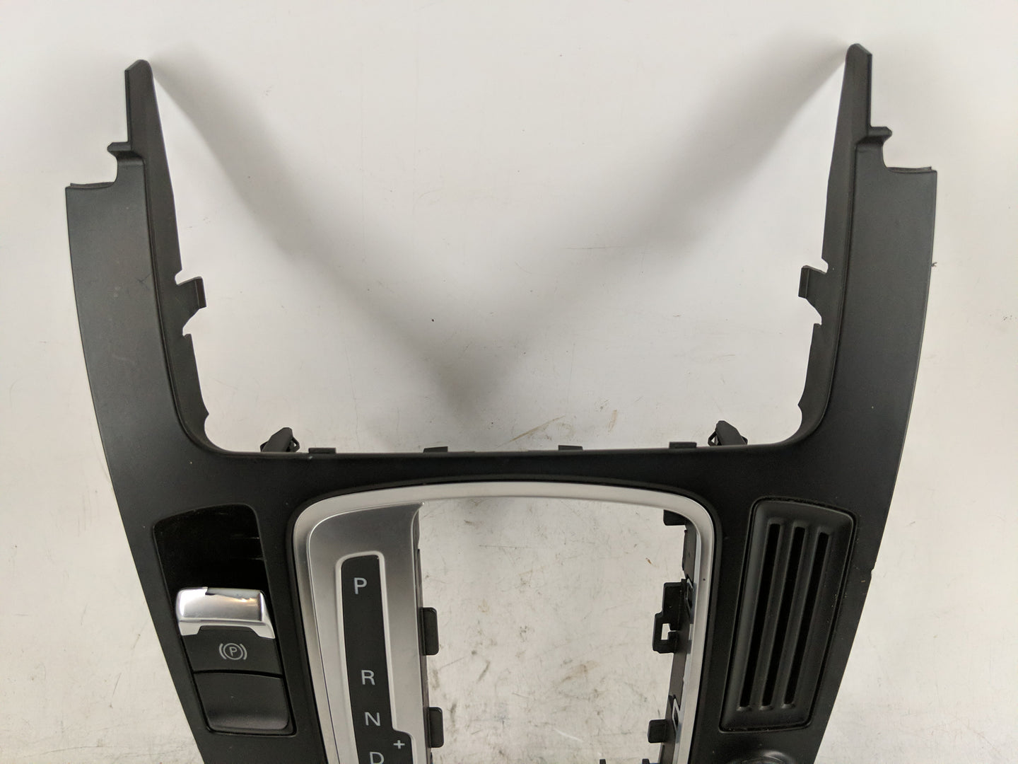 2010-2012 Audi A4 Radio AM FM Cd Player Receiver Replacement P/N:8T0 909 609 F WFX Fits OEM Used Auto Parts - Oemusedautopar