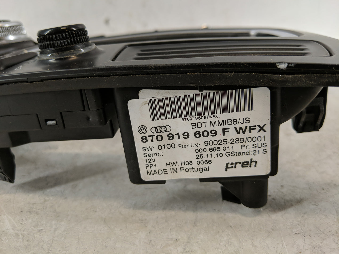 2010-2012 Audi A4 Radio AM FM Cd Player Receiver Replacement P/N:8T0 909 609 F WFX Fits OEM Used Auto Parts - Oemusedautopar