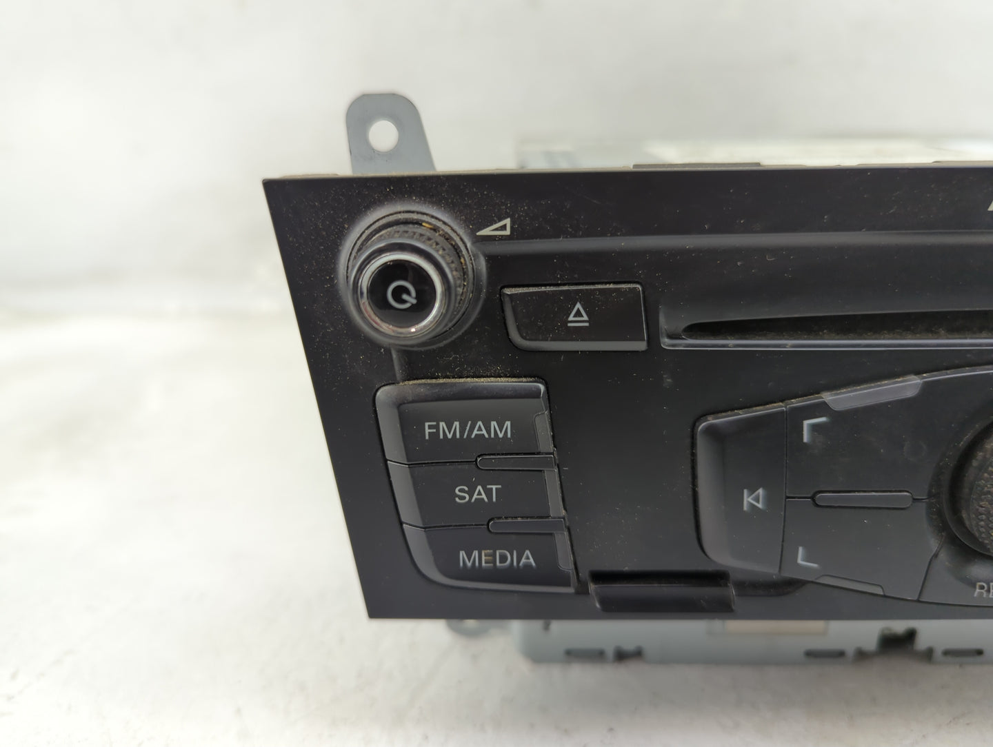 2010-2012 Audi A4 Radio AM FM Cd Player Receiver Replacement P/N:8T1035186R CQ-JA1962G Fits OEM Used Auto Parts - Oemusedaut