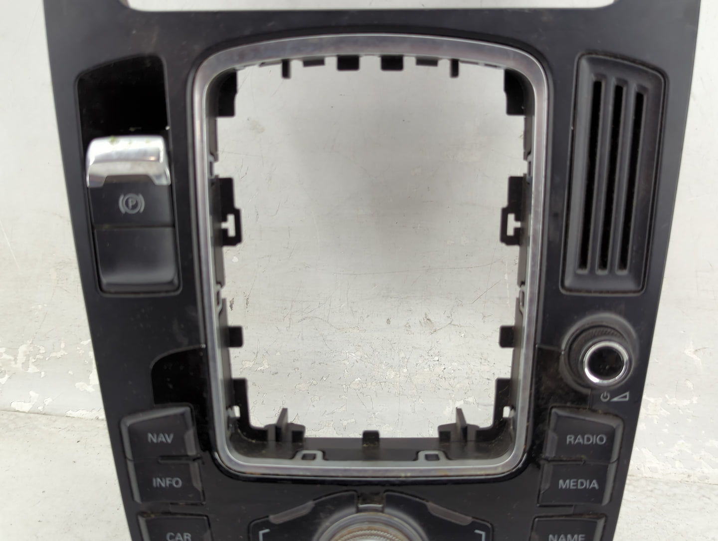 2010-2012 Audi A4 Radio AM FM Cd Player Receiver Replacement P/N:8T0919609F 8T0919609FWFX Fits OEM Used Auto Parts - Oemused
