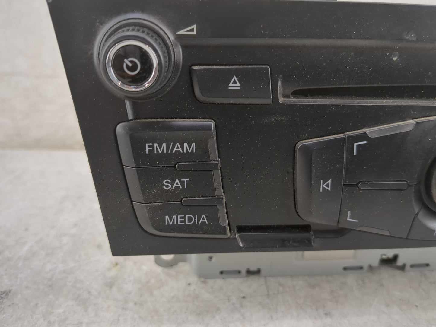 2010-2012 Audi A4 Radio AM FM Cd Player Receiver Replacement P/N:8T1035186R CQ-JA1962G Fits OEM Used Auto Parts - Oemusedaut