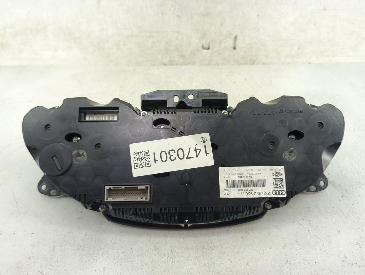 2010-2012 Audi A4 Instrument Cluster Speedometer Gauges P/N:8K0920950H 503002370404 Miles:92K Fits Fits 2010 2011 2012 OEM U