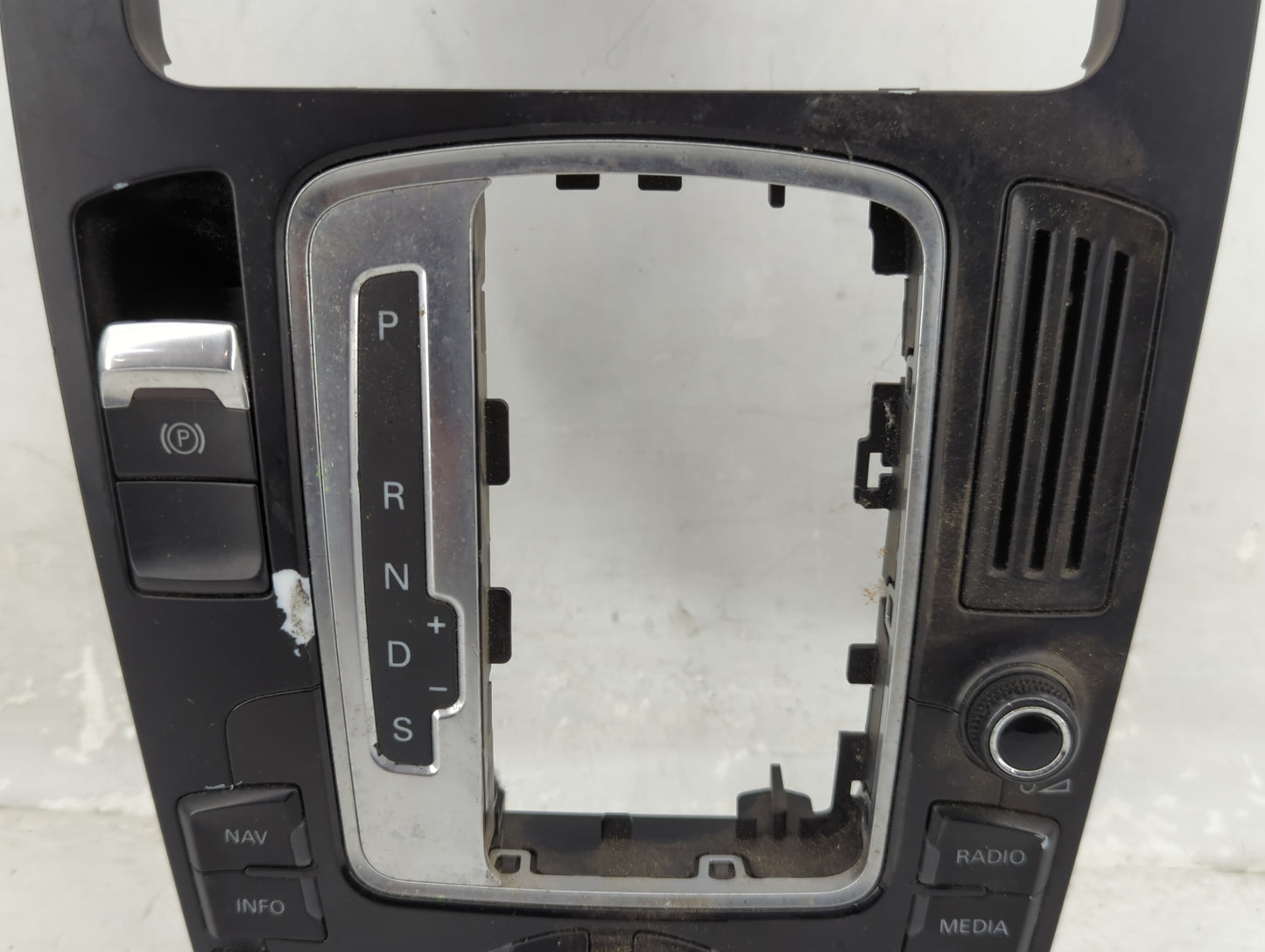 2010-2012 Audi A5 Radio AM FM Cd Player Receiver Replacement P/N:8T0919609F 8T0919609FWFX Fits OEM Used Auto Parts - Oemused