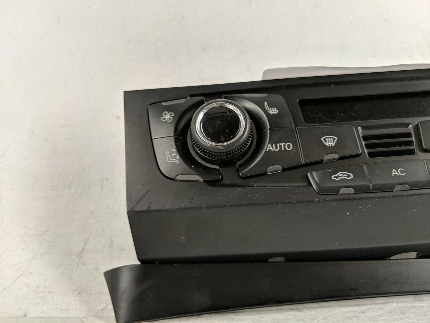 2009-2012 Audi Q5 Climate Control Module Temperature AC/Heater Replacement P/N:8T1 820 043 AQ Fits OEM Used Auto Parts - Oem