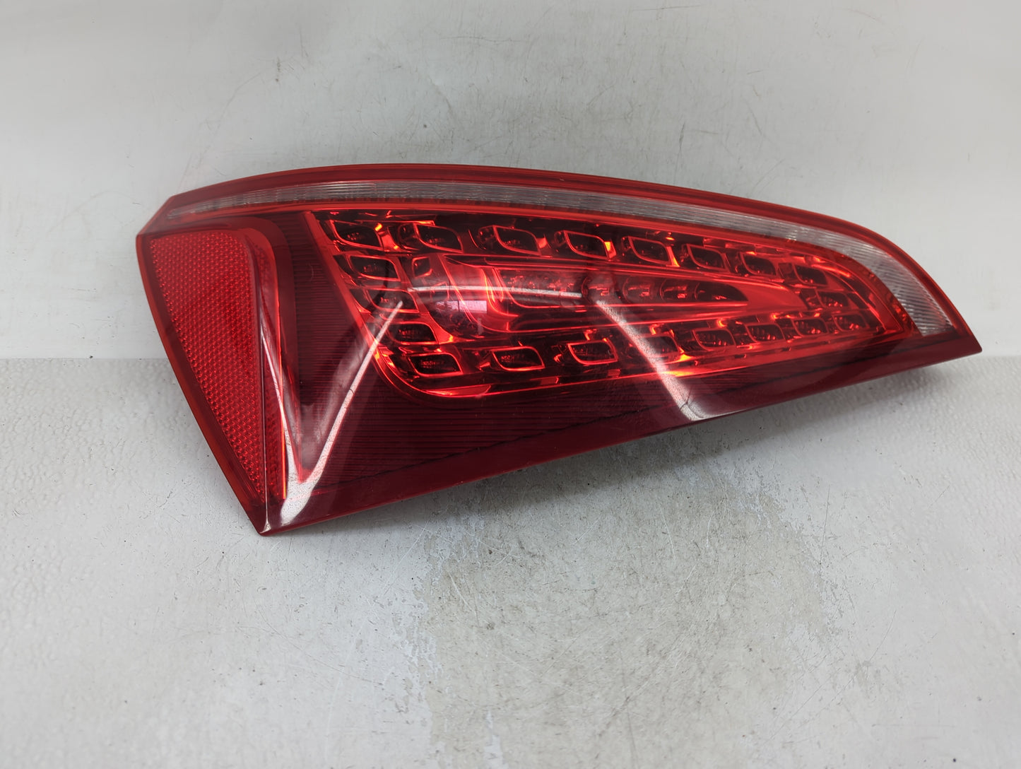 2009-2012 Audi Q5 Tail Light Assembly Driver Left OEM P/N:8R0 945 093 B AU416 T2 Fits Fits 2009 2010 2011 2012 OEM Used Auto