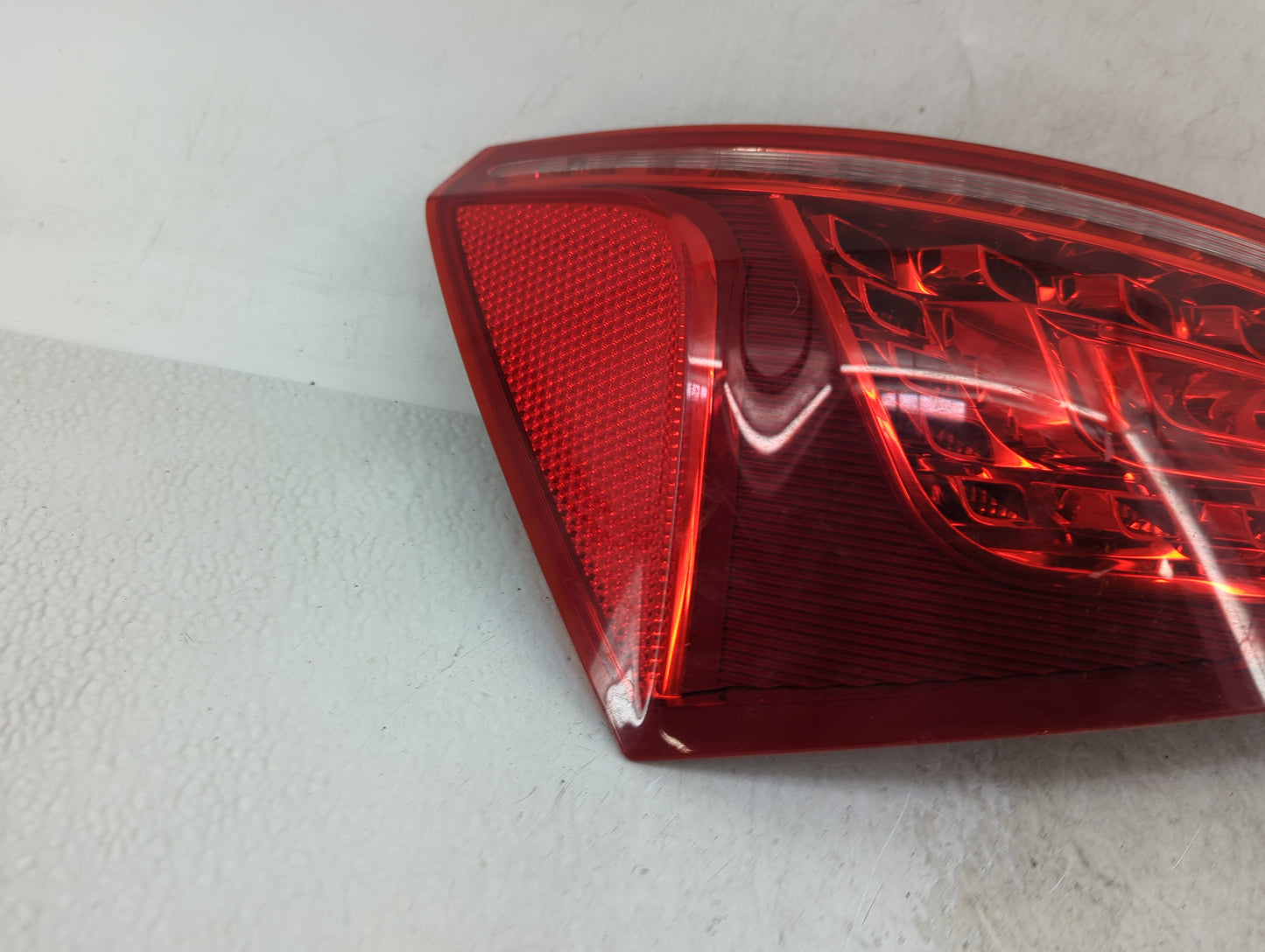 2009-2012 Audi Q5 Tail Light Assembly Driver Left OEM P/N:8R0 945 093 B AU416 T2 Fits Fits 2009 2010 2011 2012 OEM Used Auto