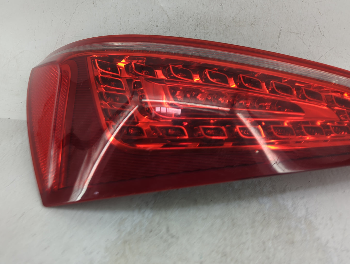 2009-2012 Audi Q5 Tail Light Assembly Driver Left OEM P/N:8R0 945 093 B AU416 T2 Fits Fits 2009 2010 2011 2012 OEM Used Auto