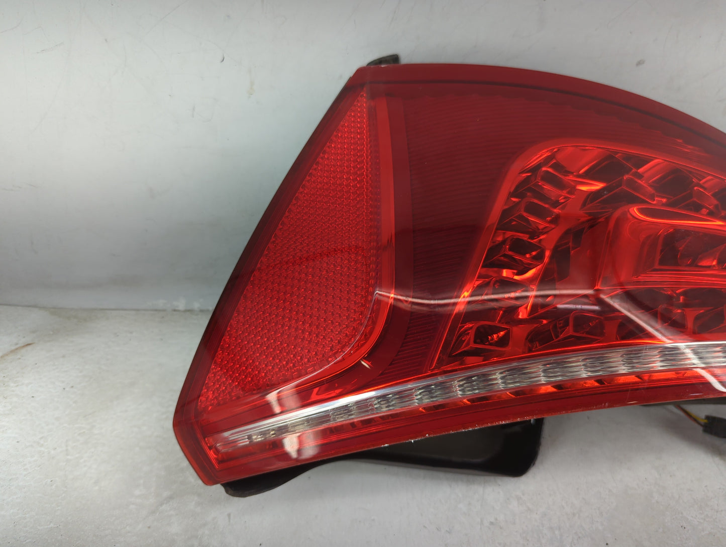 2009-2012 Audi Q5 Tail Light Assembly Passenger Right OEM P/N:8R0 945 094 B Fits Fits 2009 2010 2011 2012 OEM Used Auto Part