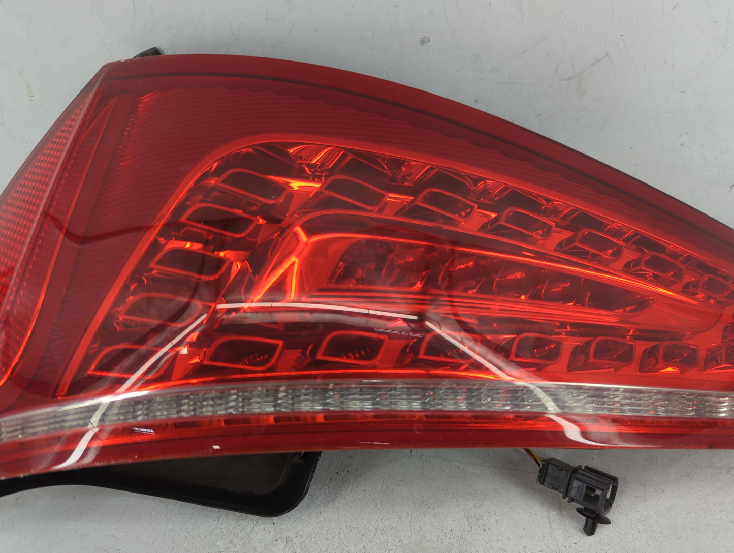 2009-2012 Audi Q5 Tail Light Assembly Passenger Right OEM P/N:8R0 945 094 B Fits Fits 2009 2010 2011 2012 OEM Used Auto Part