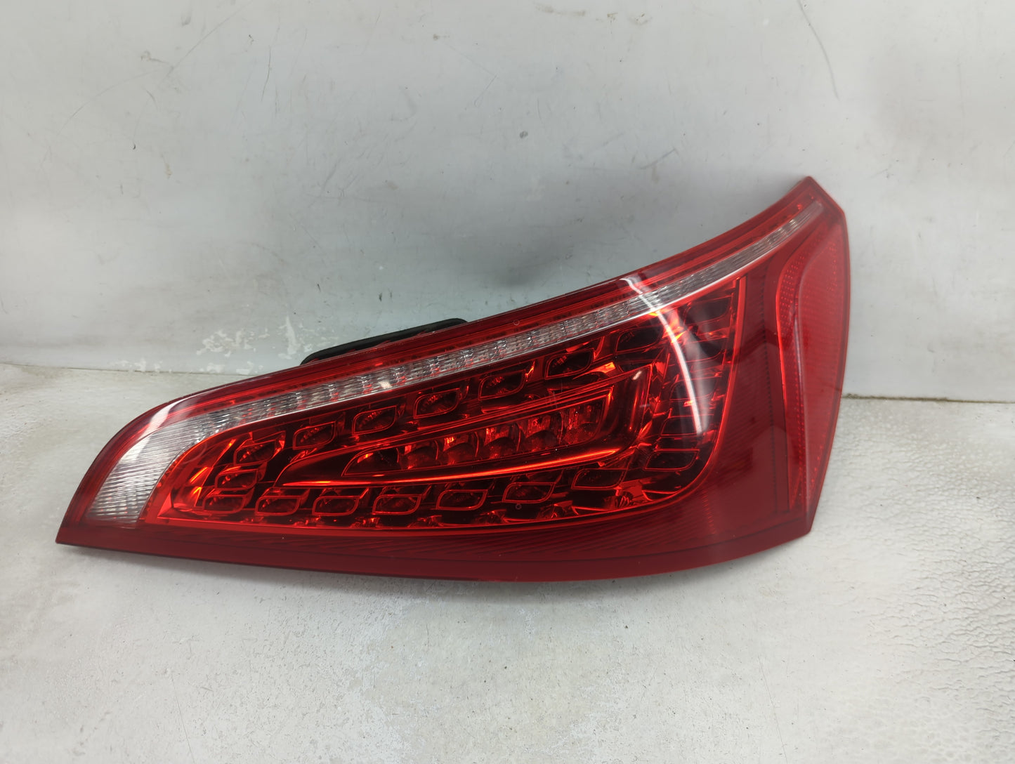 2009-2012 Audi Q5 Tail Light Assembly Passenger Right OEM P/N:8R0 945 094 B Fits Fits 2009 2010 2011 2012 OEM Used Auto Part
