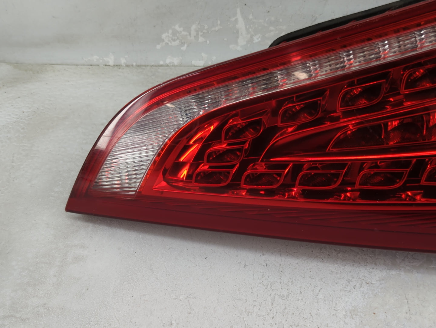 2009-2012 Audi Q5 Tail Light Assembly Passenger Right OEM P/N:8R0 945 094 B Fits Fits 2009 2010 2011 2012 OEM Used Auto Part