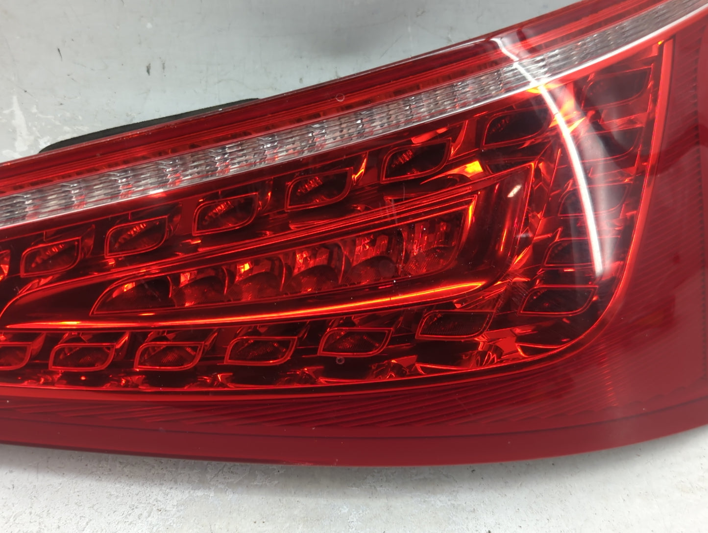 2009-2012 Audi Q5 Tail Light Assembly Passenger Right OEM P/N:8R0 945 094 B Fits Fits 2009 2010 2011 2012 OEM Used Auto Part