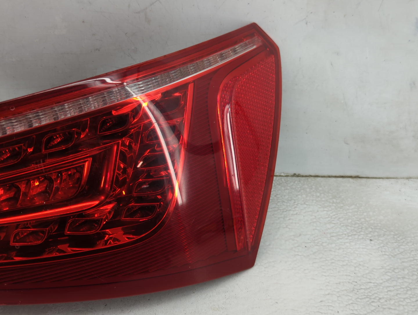 2009-2012 Audi Q5 Tail Light Assembly Passenger Right OEM P/N:8R0 945 094 B Fits Fits 2009 2010 2011 2012 OEM Used Auto Part
