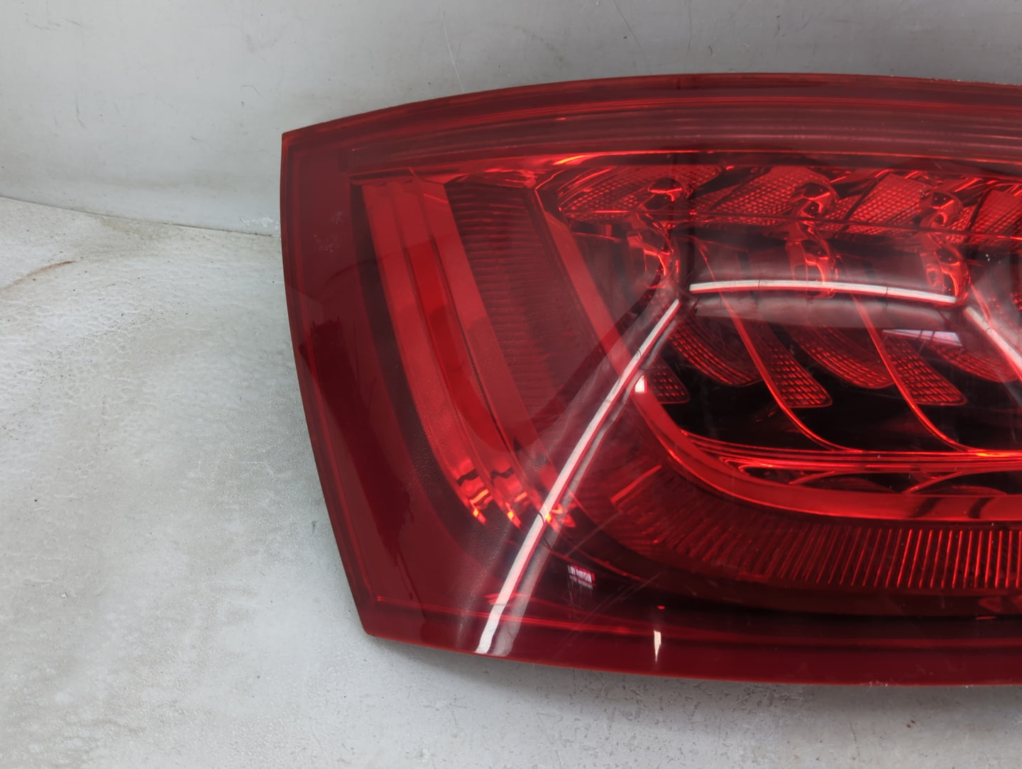 2009-2012 Audi Q5 Tail Light Assembly Driver Left OEM P/N:8R0 945 093 B AU416 T2 Fits Fits 2009 2010 2011 2012 OEM Used Auto