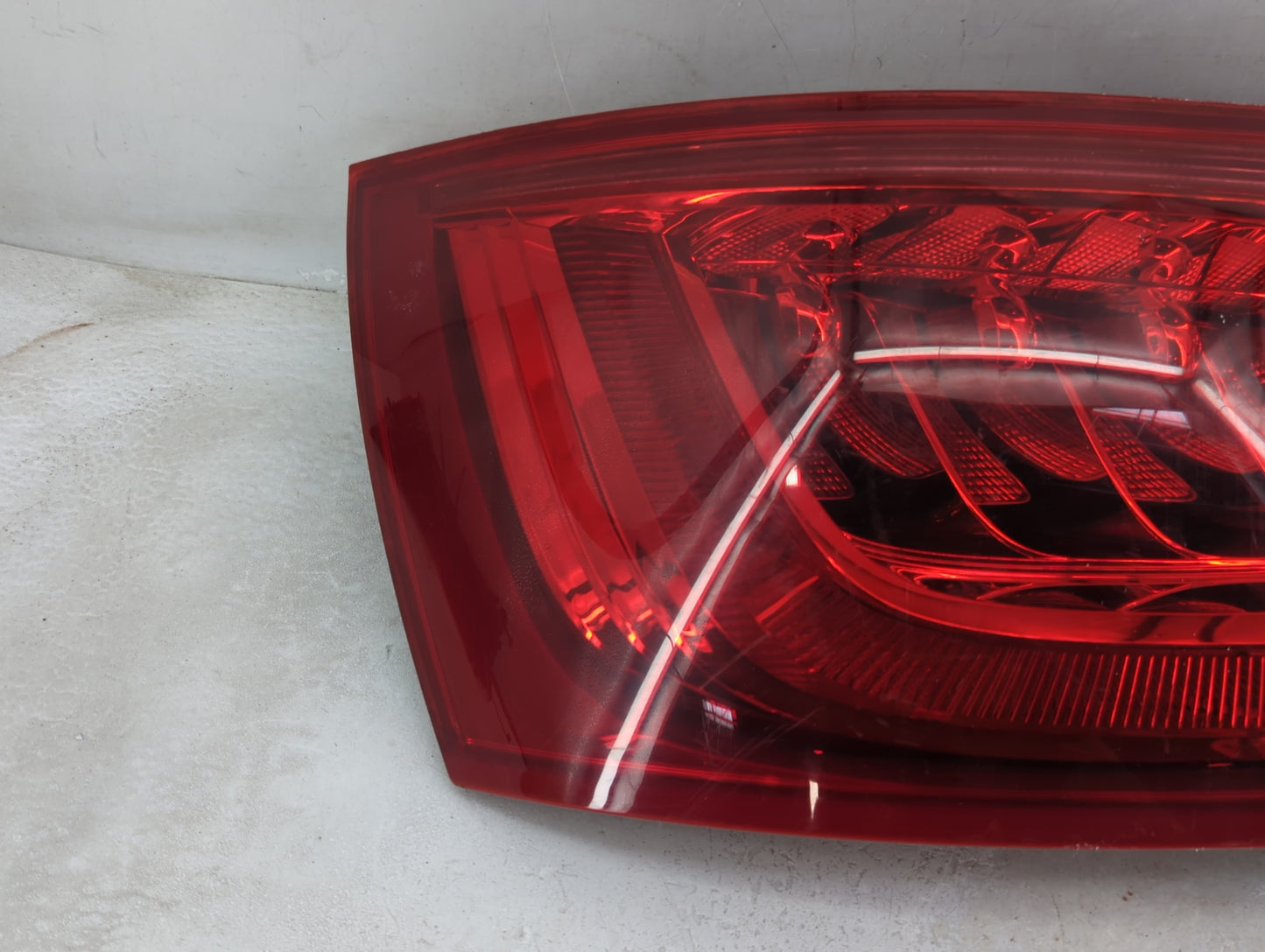 2009-2012 Audi Q5 Tail Light Assembly Driver Left OEM P/N:8R0 945 093 B AU416 T2 Fits Fits 2009 2010 2011 2012 OEM Used Auto