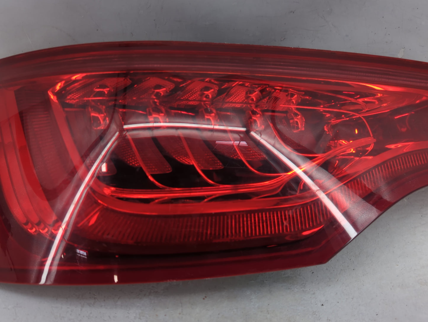 2009-2012 Audi Q5 Tail Light Assembly Driver Left OEM P/N:8R0 945 093 B AU416 T2 Fits Fits 2009 2010 2011 2012 OEM Used Auto