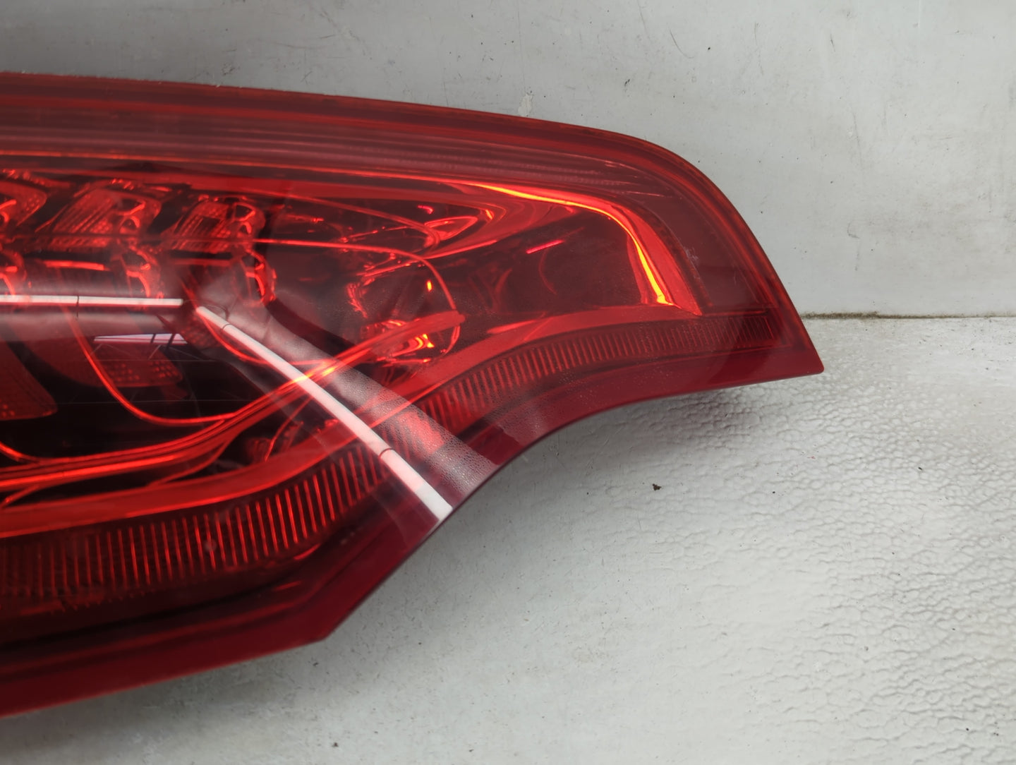 2009-2012 Audi Q5 Tail Light Assembly Driver Left OEM P/N:8R0 945 093 B AU416 T2 Fits Fits 2009 2010 2011 2012 OEM Used Auto