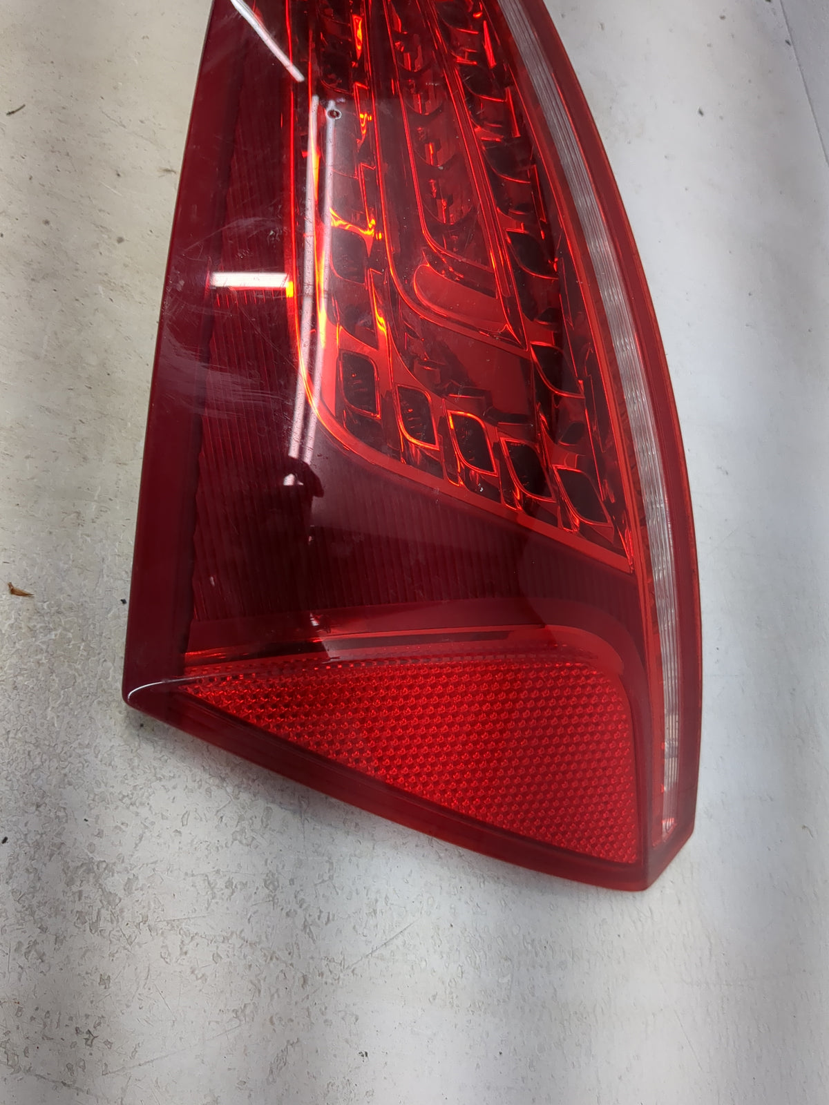 2009-2012 Audi Q5 Passenger Right Side Deck Lid Mounted Tail Light 1513845 - Oemusedautoparts1.com