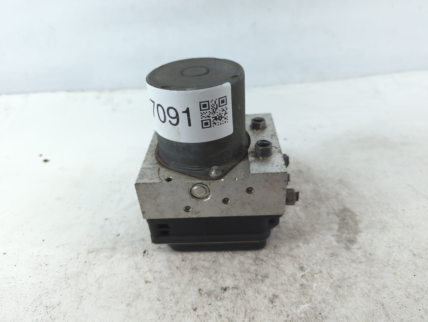 2011-2012 Audi Q5 ABS Pump Control Module Replacement P/N:8R0 814 517R Fits Fits 2011 2012 OEM Used Auto Parts - Oemusedauto