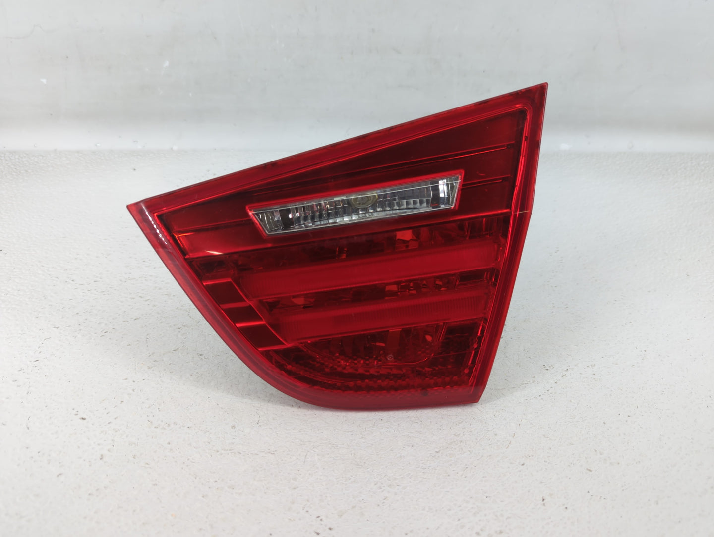 Bmw 323 Passenger Right Side Deck Lid Mounted Tail Light 550913 - Oemusedautoparts1.com
