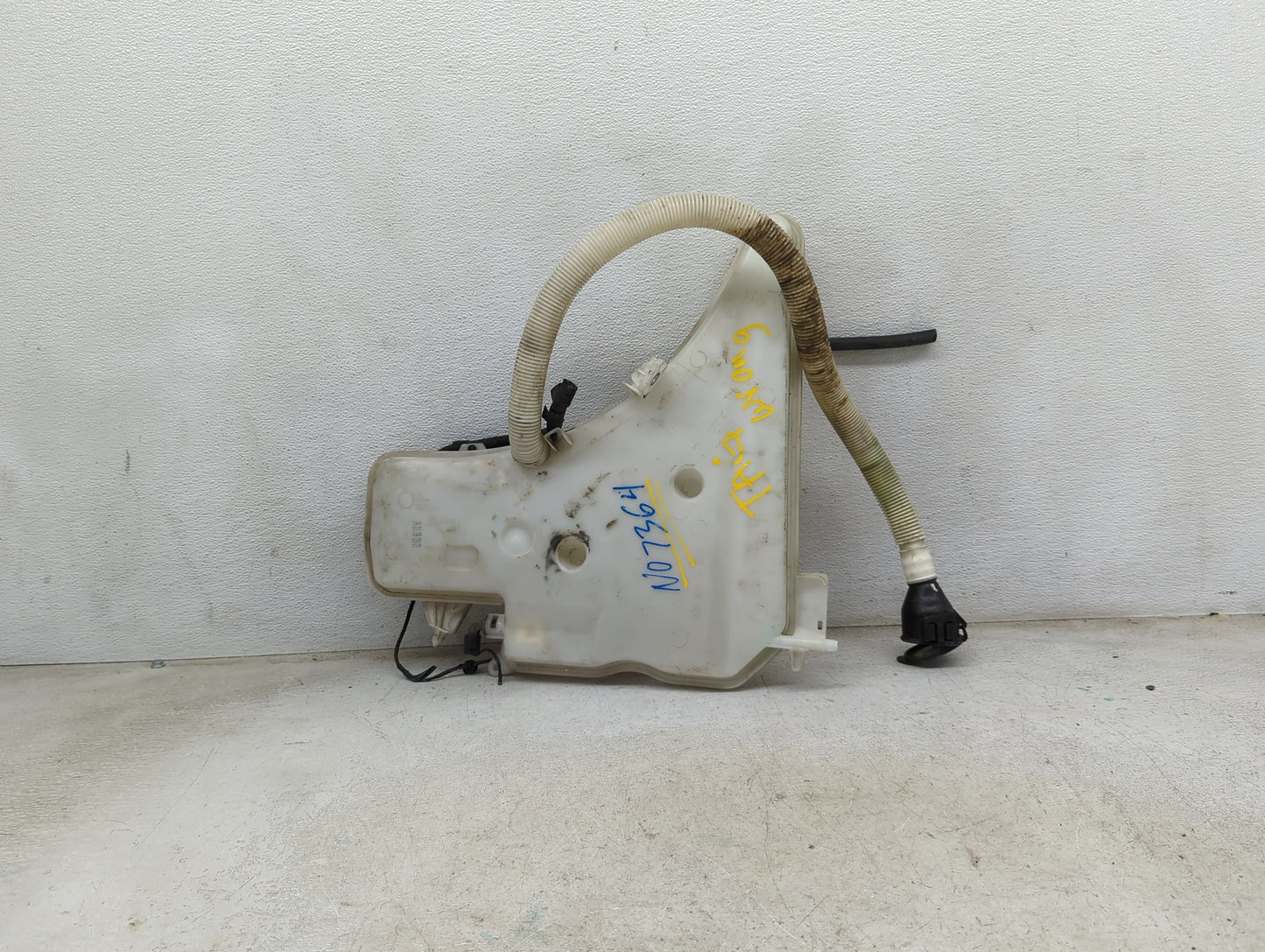 Bmw 328 Windshield Washer Fluid Reservoir Bottle Oem - Oemusedautoparts1.com