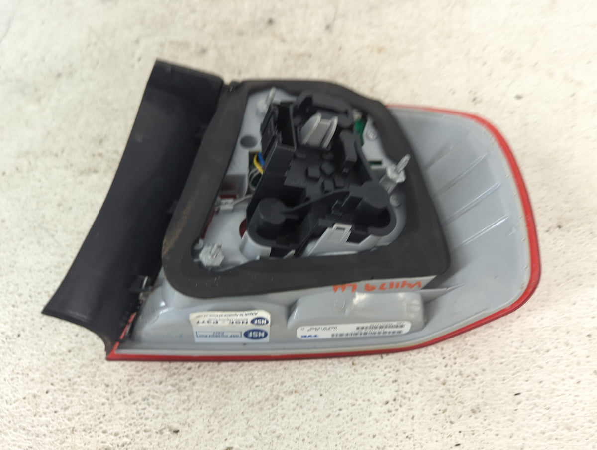 2009-2011 Bmw 328 Tail Light Assembly Driver Left OEM P/N:11-8678-A0-1N 11-8678-90-1 Fits Fits 2009 2010 2011 OEM Used Auto 