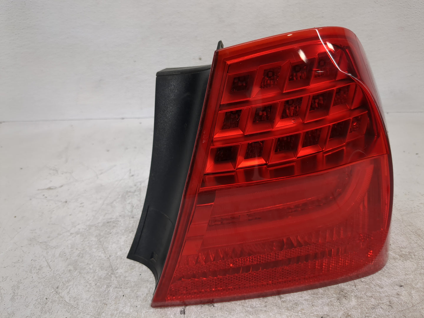 2009-2011 Bmw 335i Tail Light Assembly Passenger Right OEM Fits Fits 2009 2010 2011 OEM Used Auto Parts - Oemusedautoparts1.