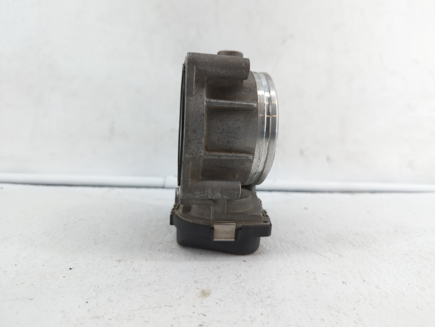 2008-2011 Bmw 528i Throttle Body P/N:7 556 118 1354 7556118 Fits Fits 2007 2008 2009 2010 2011 2012 2013 OEM Used Auto Parts