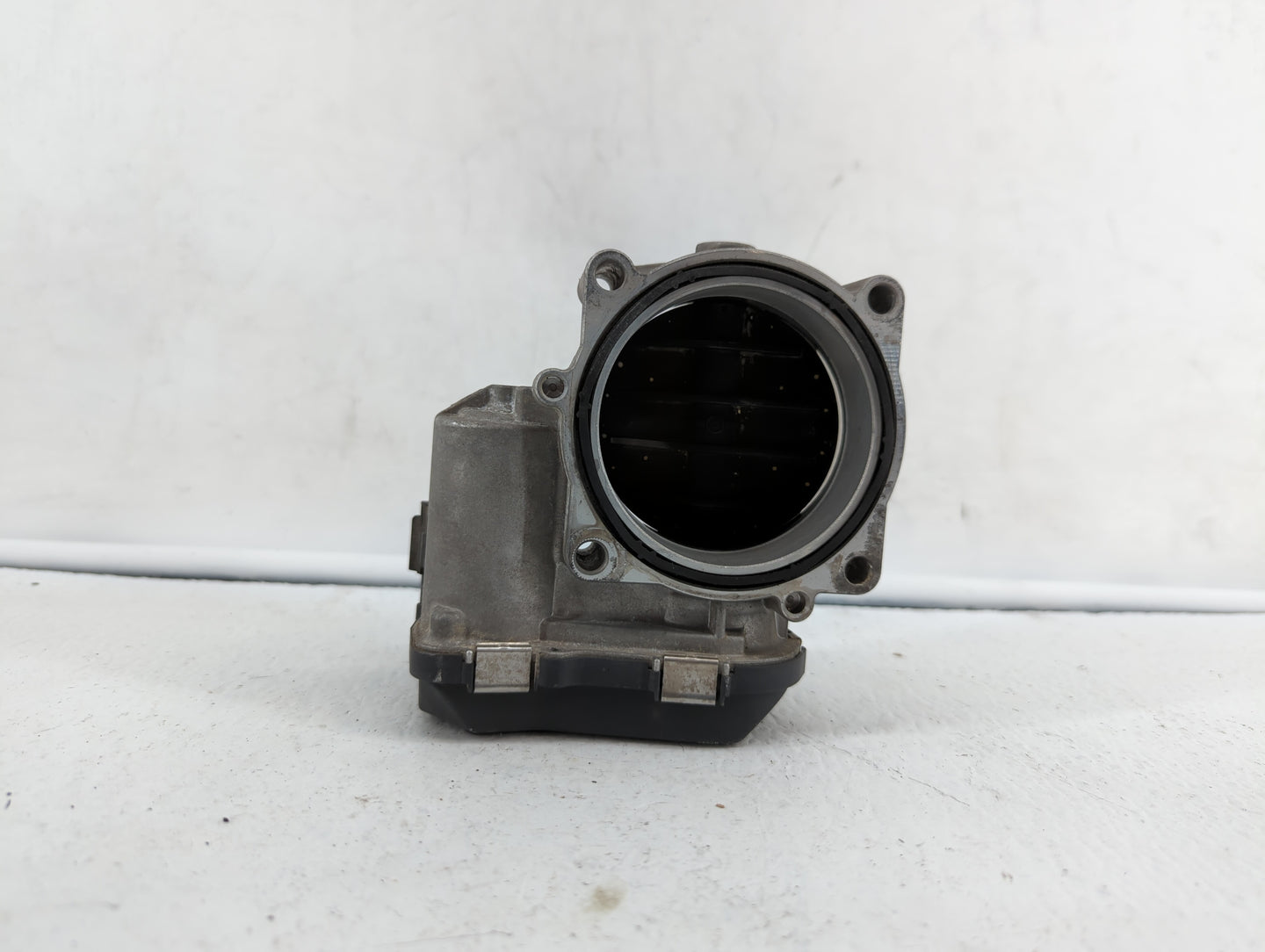 2008-2011 Bmw 528i Throttle Body P/N:7 556 118 1354 7556118 Fits Fits 2007 2008 2009 2010 2011 2012 2013 OEM Used Auto Parts