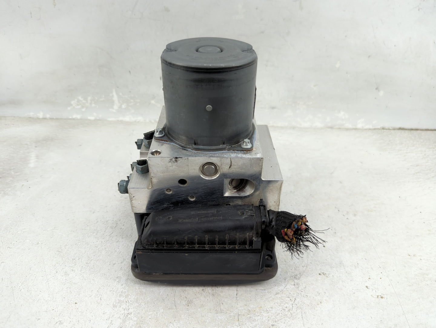 2011-2012 Bmw 740i ABS Pump Control Module Replacement P/N:0 265 250 358 Fits Fits 2009 2010 2011 2012 2013 OEM Used Auto Pa
