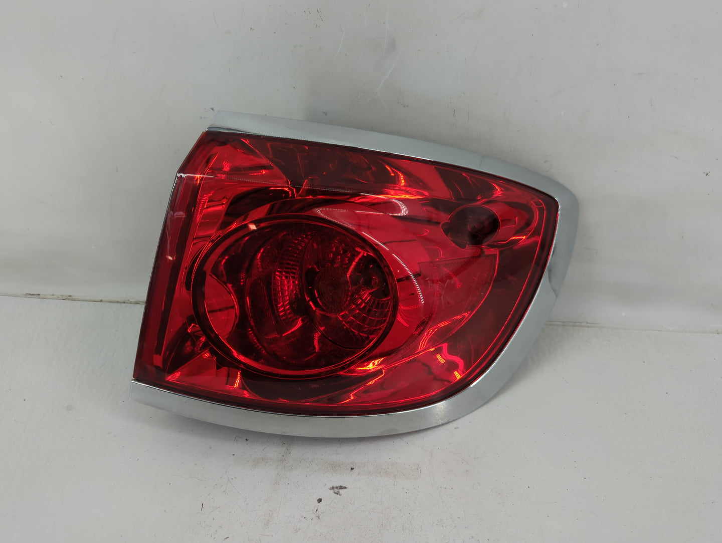 2008-2012 Buick Enclave Tail Light Assembly Passenger Right OEM P/N:22070AA Fits Fits 2008 2009 2010 2011 2012 OEM Used Auto