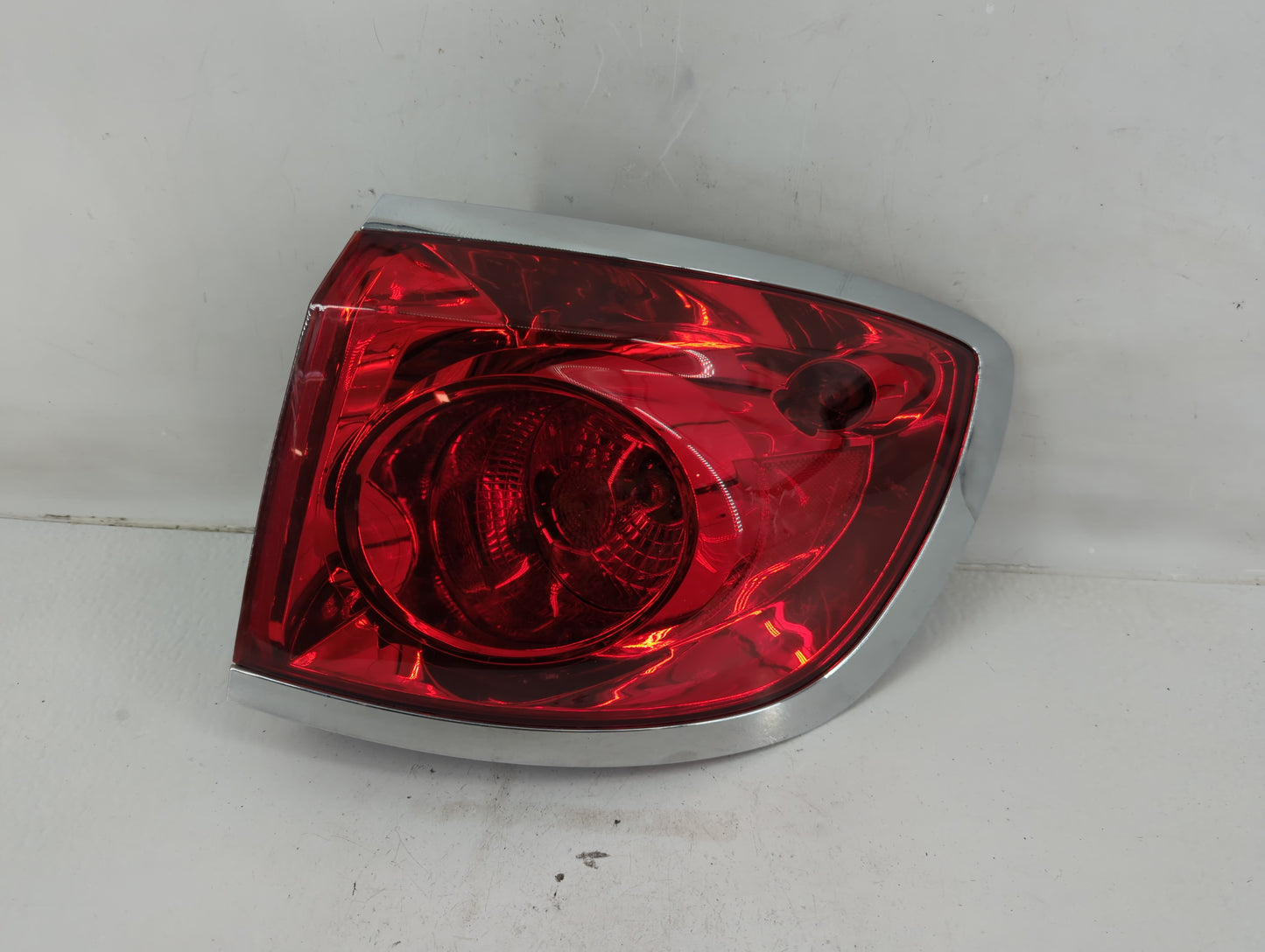 2008-2012 Buick Enclave Tail Light Assembly Passenger Right OEM P/N:22070AA Fits Fits 2008 2009 2010 2011 2012 OEM Used Auto