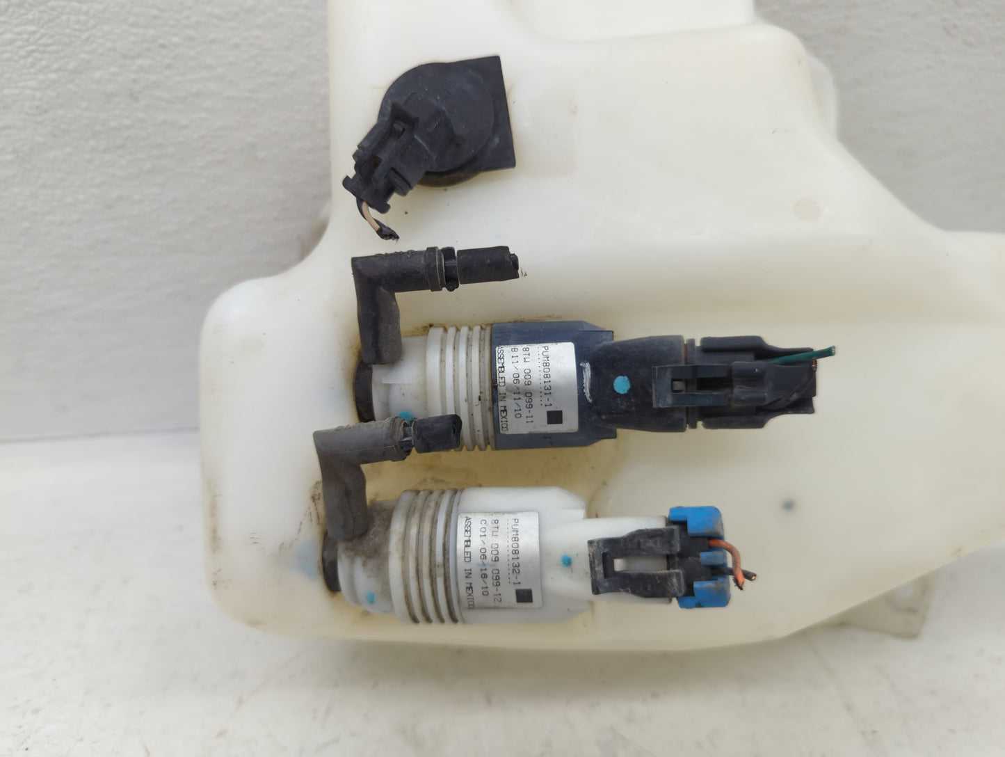 2010-2017 Buick Enclave Windshield Washer Fluid Reservoir Bottle Oem - Oemusedautoparts1.com