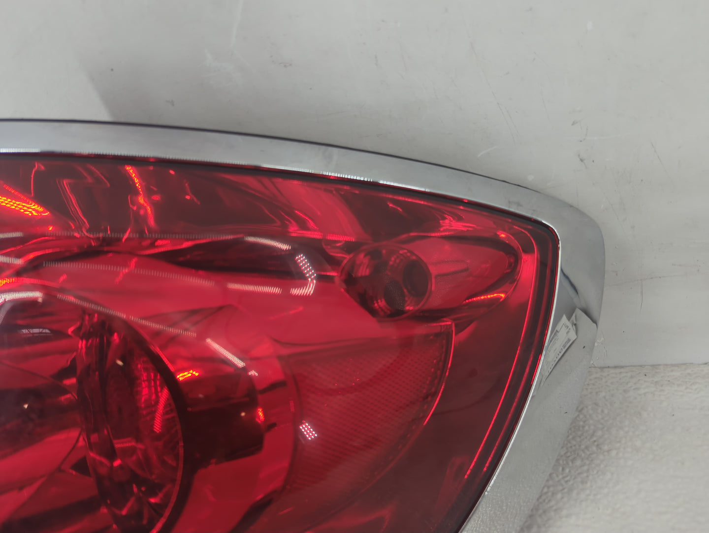 2008-2012 Buick Enclave Tail Light Assembly Passenger Right OEM P/N:25954942 Fits Fits 2008 2009 2010 2011 2012 OEM Used Aut
