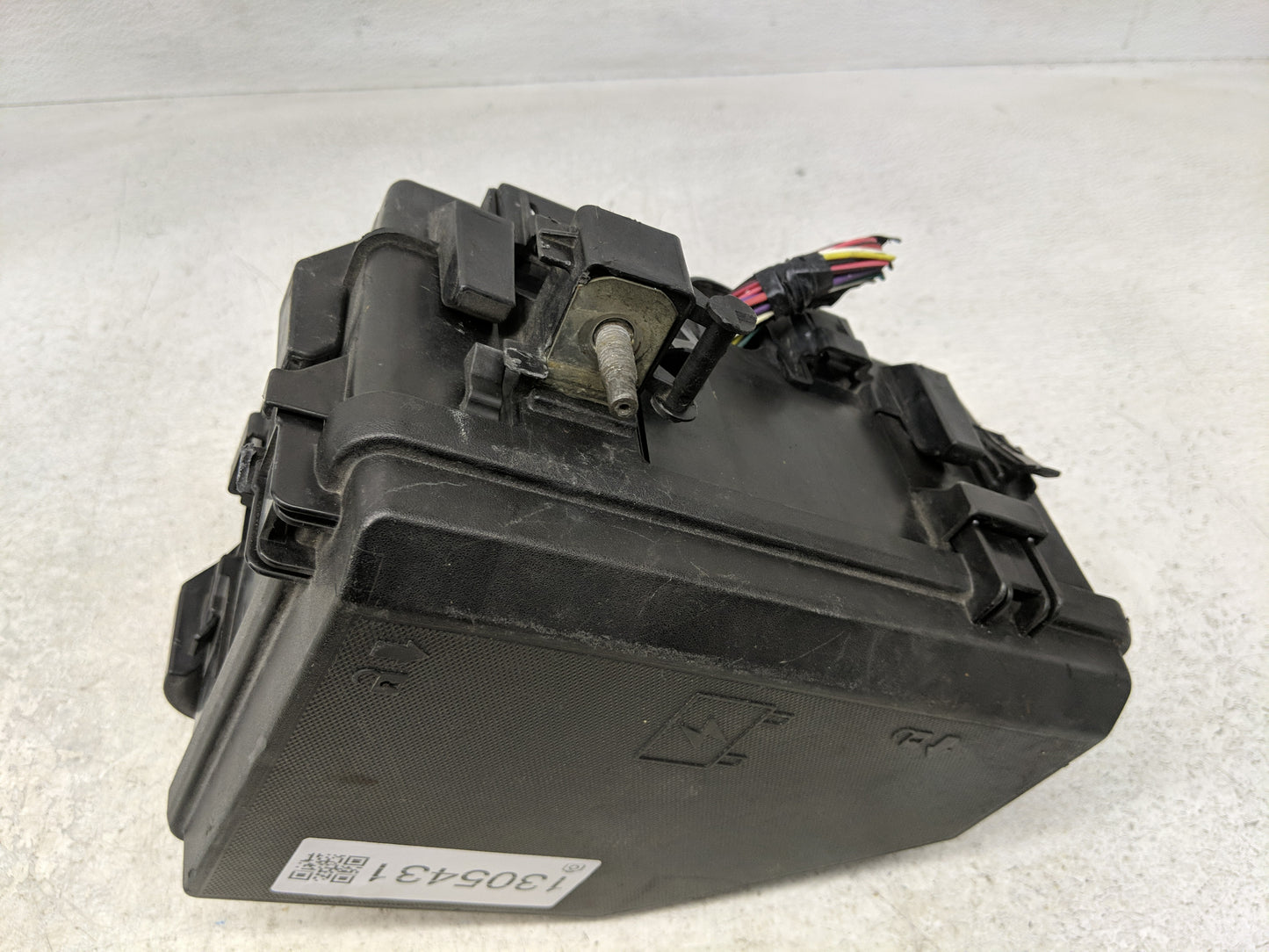2010-2011 Buick Enclave Fusebox Fuse Box Panel Relay Module P/N:15927722 Fits Fits 2010 2011 OEM Used Auto Parts - Oemusedau