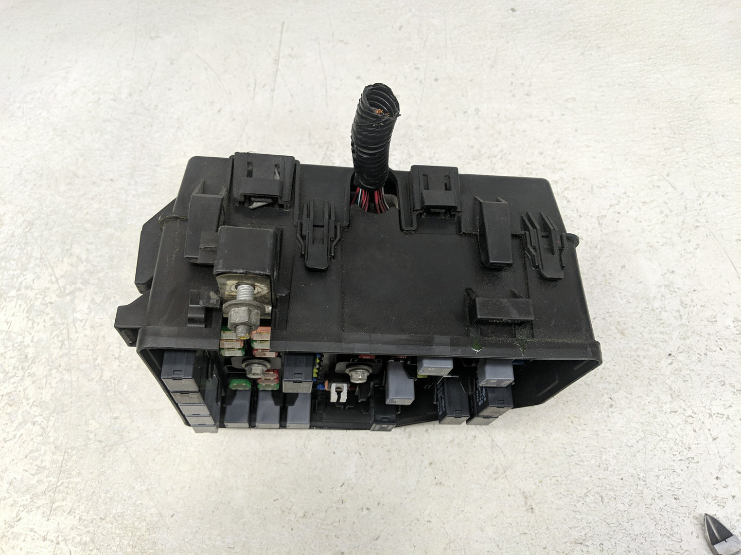 2010-2011 Buick Enclave Fusebox Fuse Box Panel Relay Module P/N:7140-1941-30 Fits Fits 2010 2011 OEM Used Auto Parts - Oemus