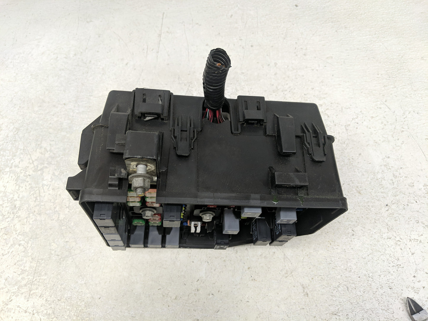 2010-2011 Buick Enclave Fusebox Fuse Box Panel Relay Module P/N:7140-1941-30 Fits Fits 2010 2011 OEM Used Auto Parts - Oemus