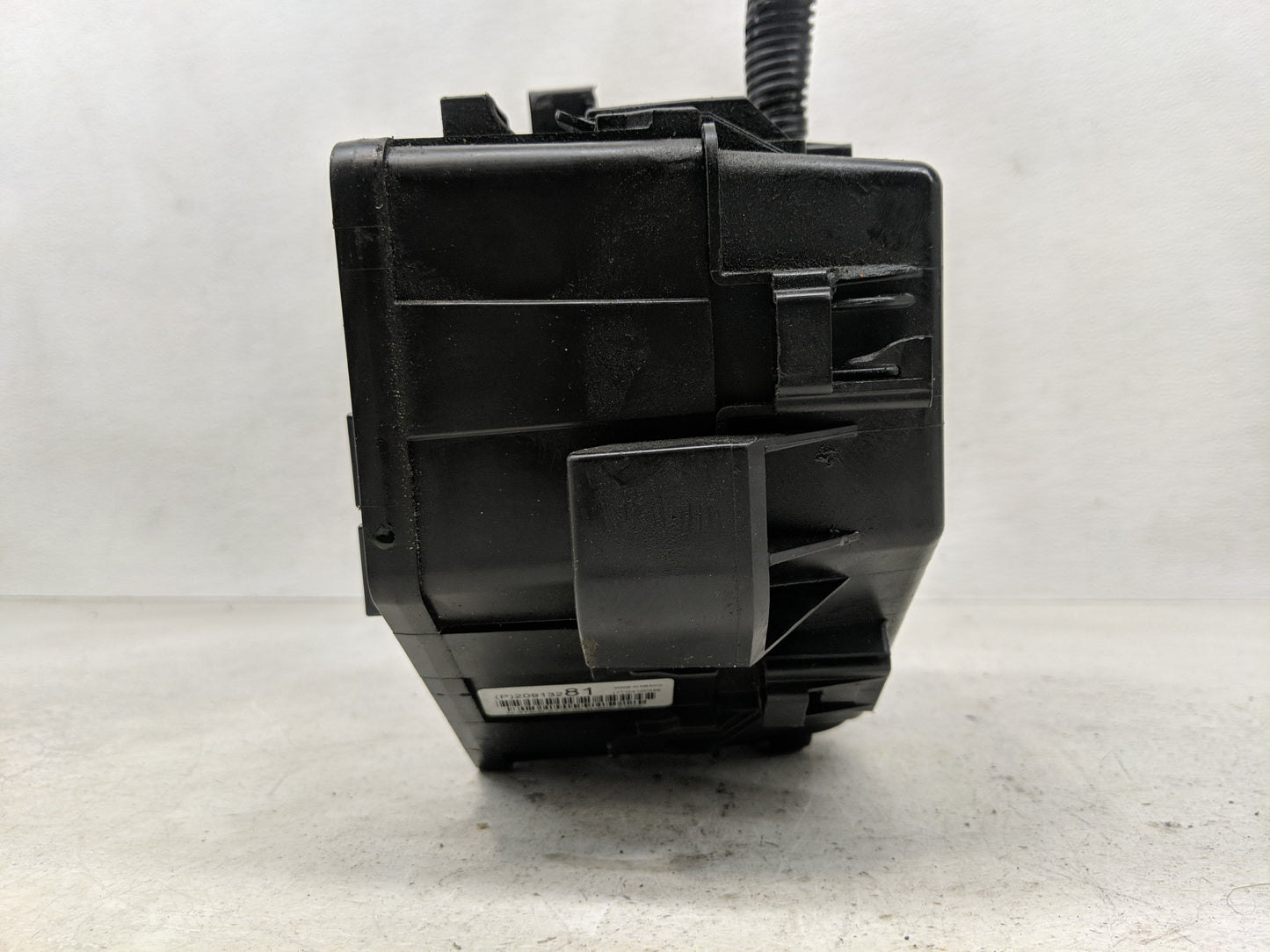 2010-2011 Buick Enclave Fusebox Fuse Box Panel Relay Module P/N:7140-1941-30 Fits Fits 2010 2011 OEM Used Auto Parts - Oemus