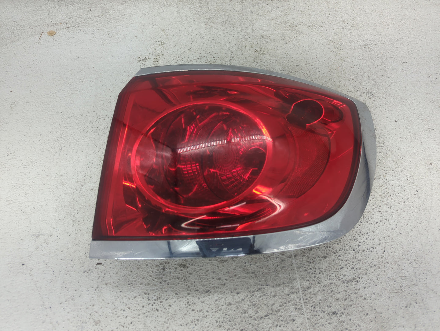 2008-2012 Buick Enclave Tail Light Assembly Passenger Right OEM P/N:25954942 Fits Fits 2008 2009 2010 2011 2012 OEM Used Aut