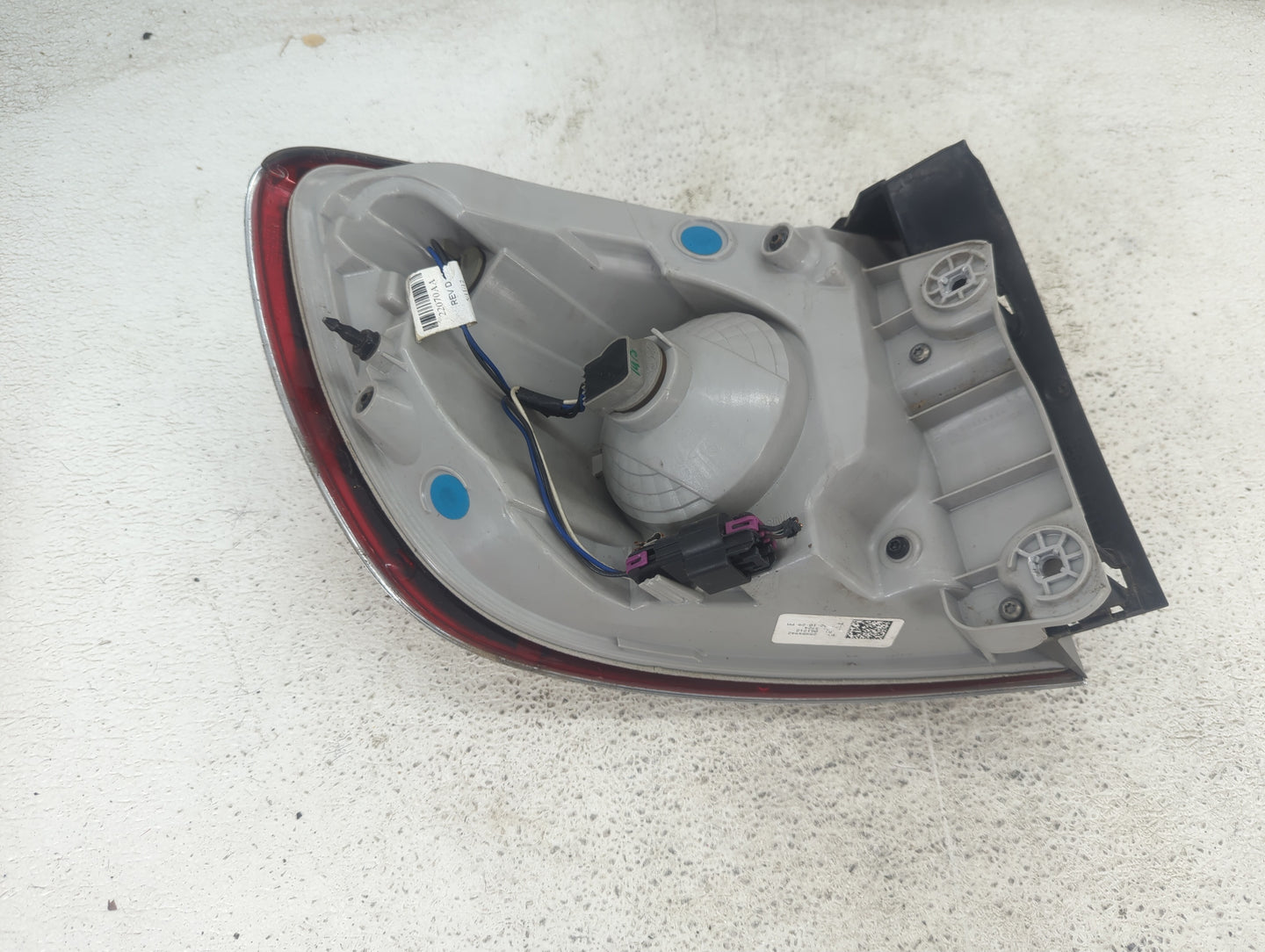 2008-2012 Buick Enclave Tail Light Assembly Passenger Right OEM P/N:25954942 Fits Fits 2008 2009 2010 2011 2012 OEM Used Aut