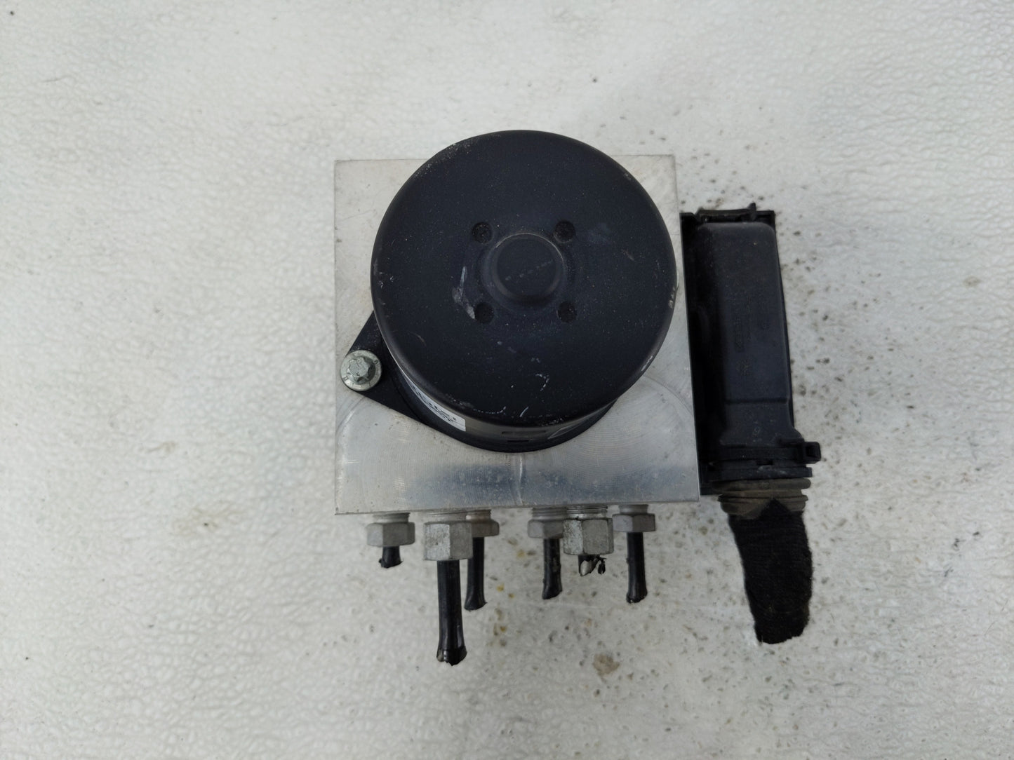 2011 Buick Regal ABS Pump Control Module Replacement P/N:13332549 Fits OEM Used Auto Parts - Oemusedautoparts1.com