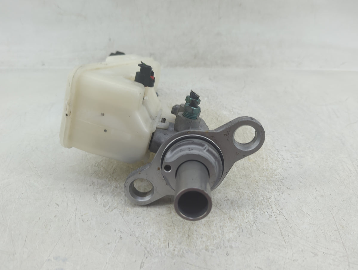 2009-2011 Cadillac Cts Brake Master Cylinder 1383240 - Oemusedautoparts1.com