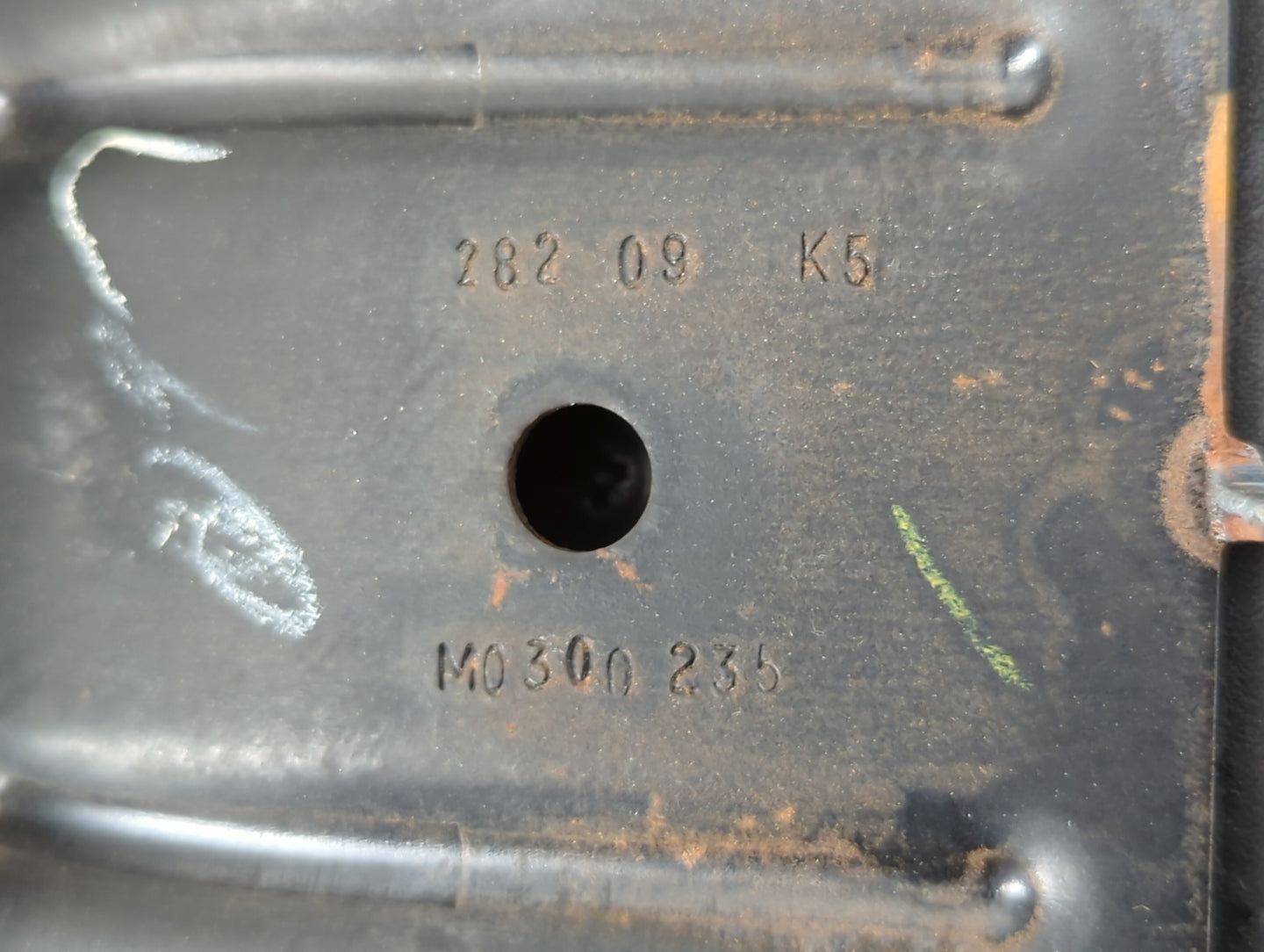 2011 Cadillac Cts Center Console Armrest Cover Lid Black - Oemusedautoparts1.com